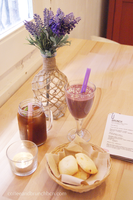 Pan de queso y batido de açai en La Carioca